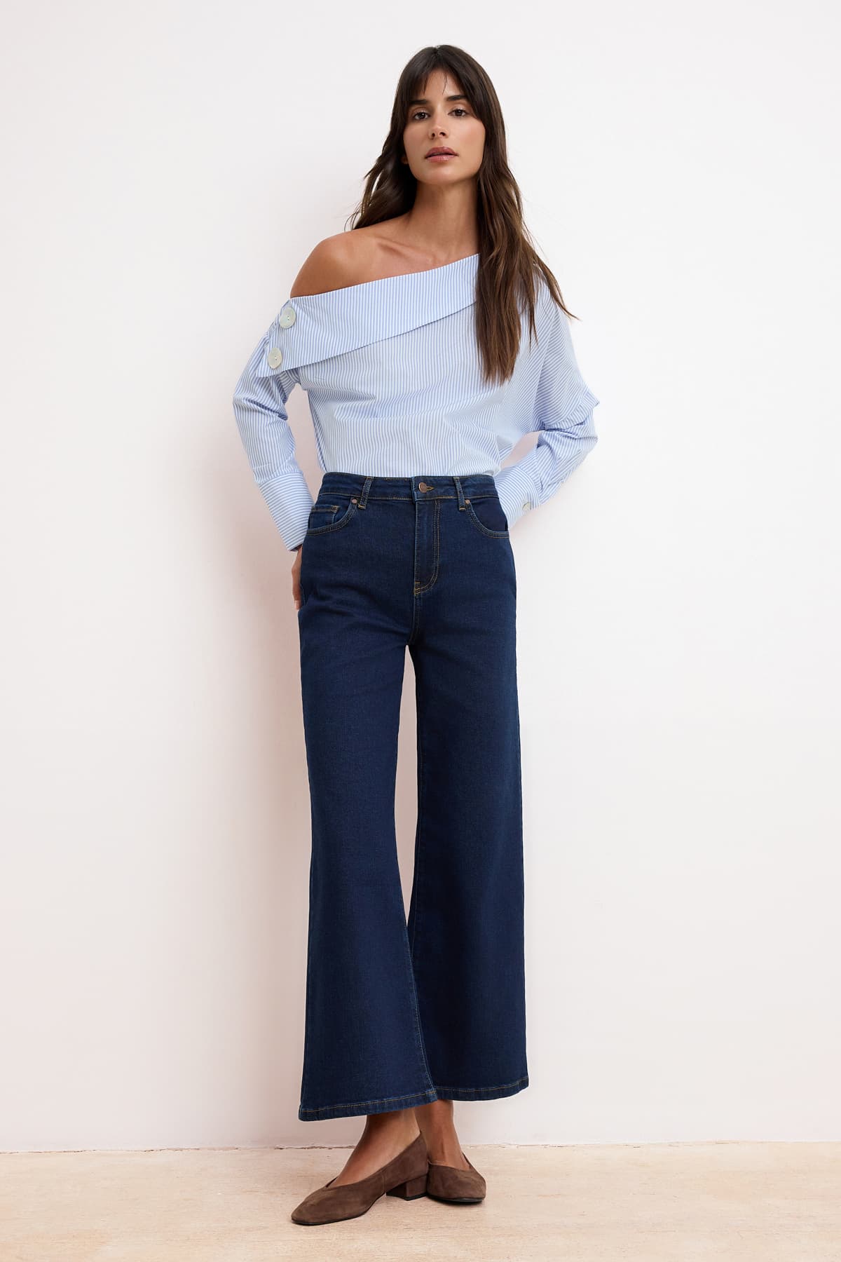 Dunkelblaue, hoch taillierte, mittelflexible جينز mit weitem Bein TWOSS26JE00188