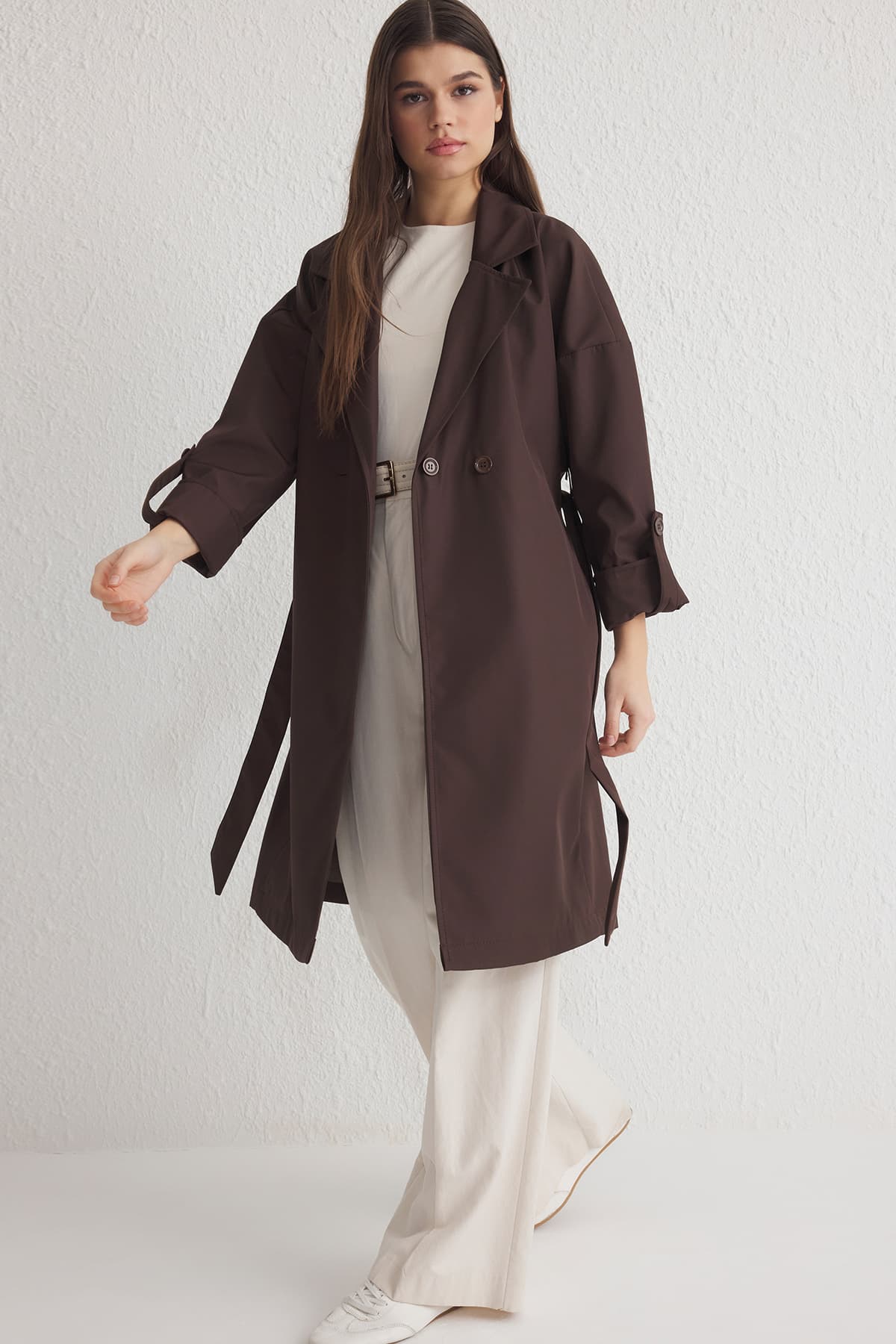 Brauner, übergroßer Trenchcoat mit Gürtel TWOAW24TR00019