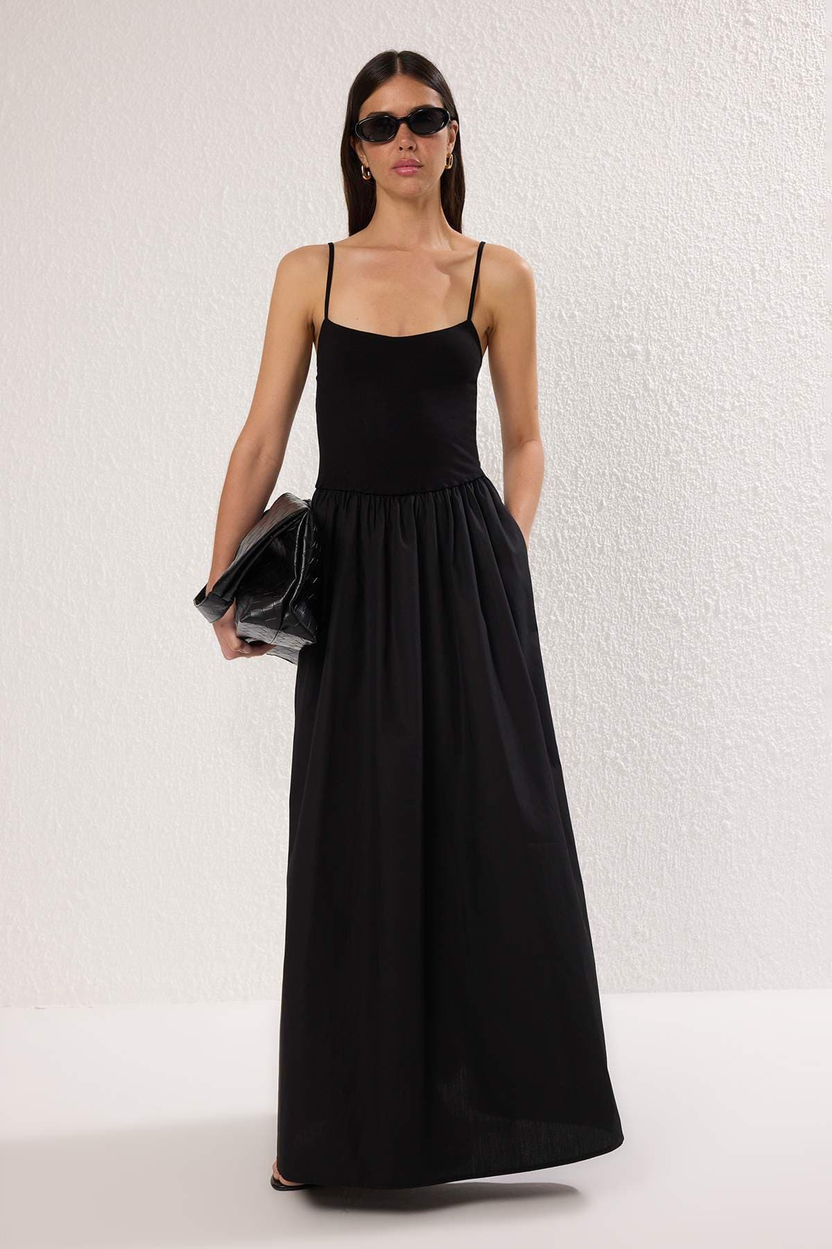 Schwarzes, aus der Taille ausgestelltes, gewebtes Maxikleid TWOSS25EL00869