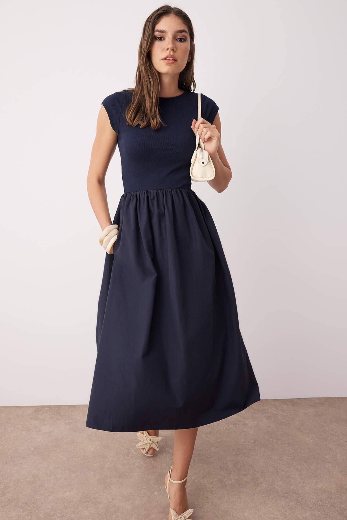 Marineblaues Oberteil mit dehnbarem, geripptem Unterteil, breites, kontrastierendes Webkleid aus Frottee TWOSS25EL00873