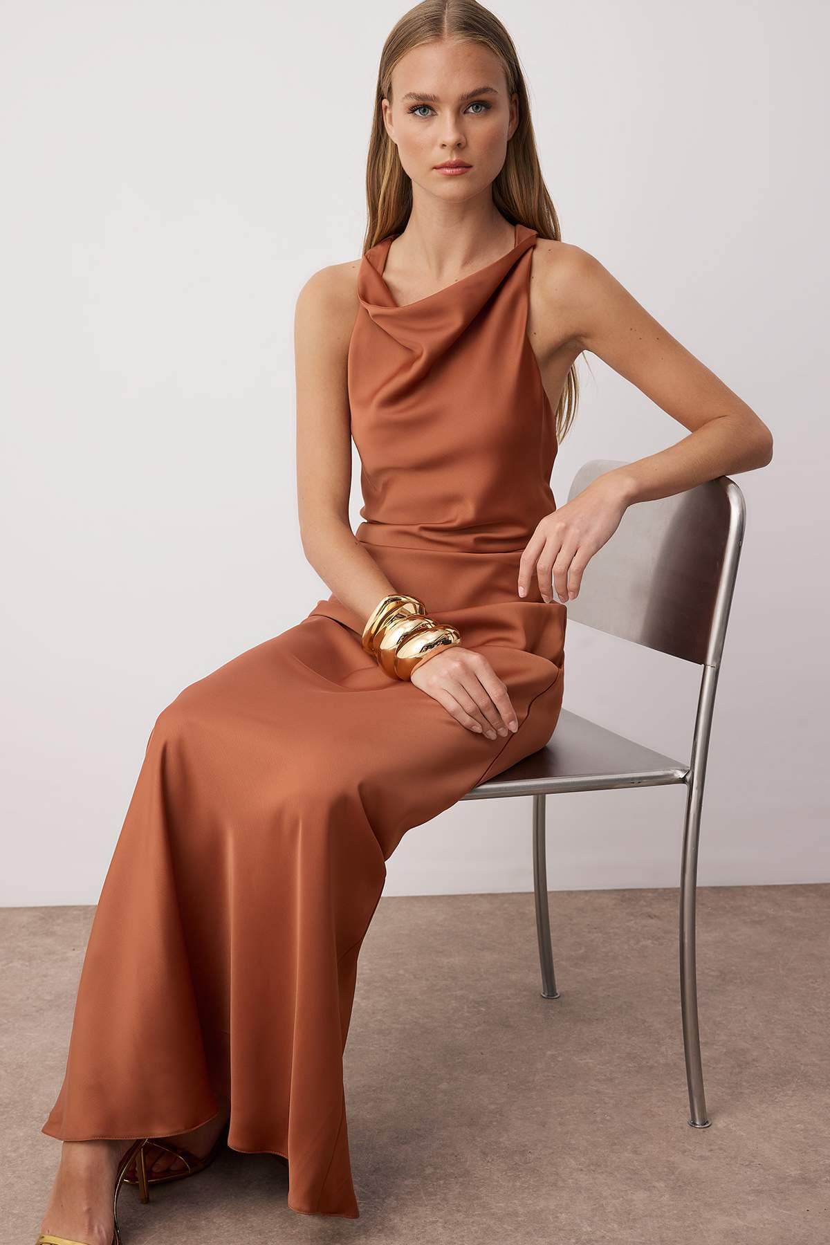 Braunes, figurbetontes, aus Satin gewebtes Maxi-Abendkleid für den Abschlussball TPRSS25AE00066