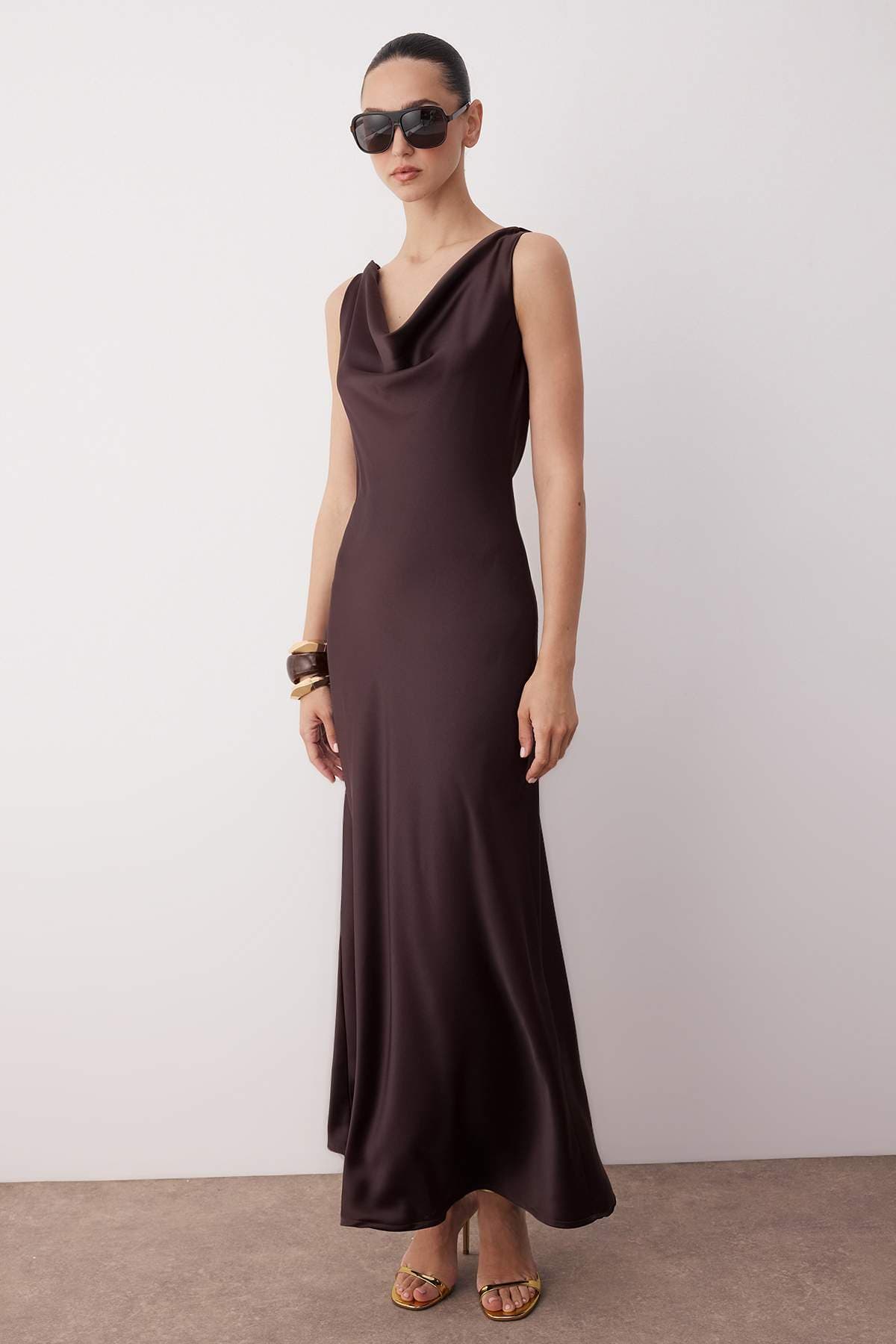 Braunes A-Linien-Satin-Maxi-Kleid mit Degaje-Ausschnitt TPRSS25EL00318