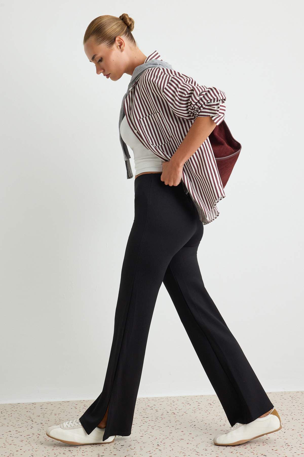 Schwarze, seitlich geschlitzte, ausgestellte/spanische Strickhose mit hoher Taille TWOSS23PL00134