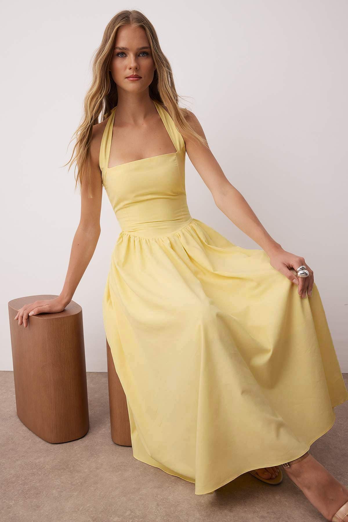 Gelbes Neckholder-Kleid aus breitem Popeline-Maxi-Webkleid TWOSS25EL00881