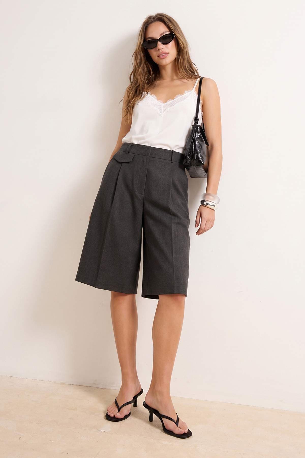 Anthrazitfarbene, melierte lange Stoffshorts und Bermuda TWOAW26SR00052
