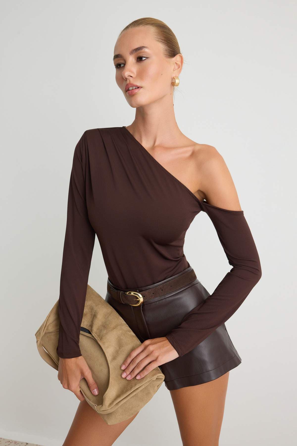 Brauner, asymmetrischer Kragen, langärmeliger Stretch-Strickbody mit Druckknöpfen TWOAW22BD0080