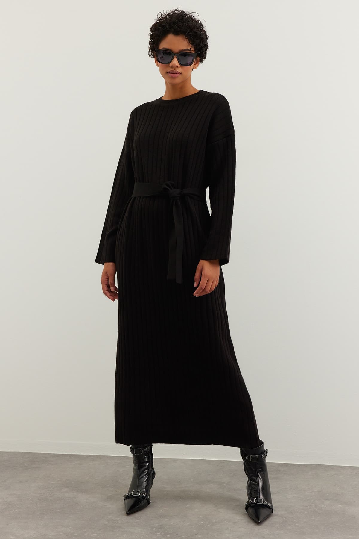 Schwarzes Rippstrickkleid mit Gürtel TCTAW24EB00008
