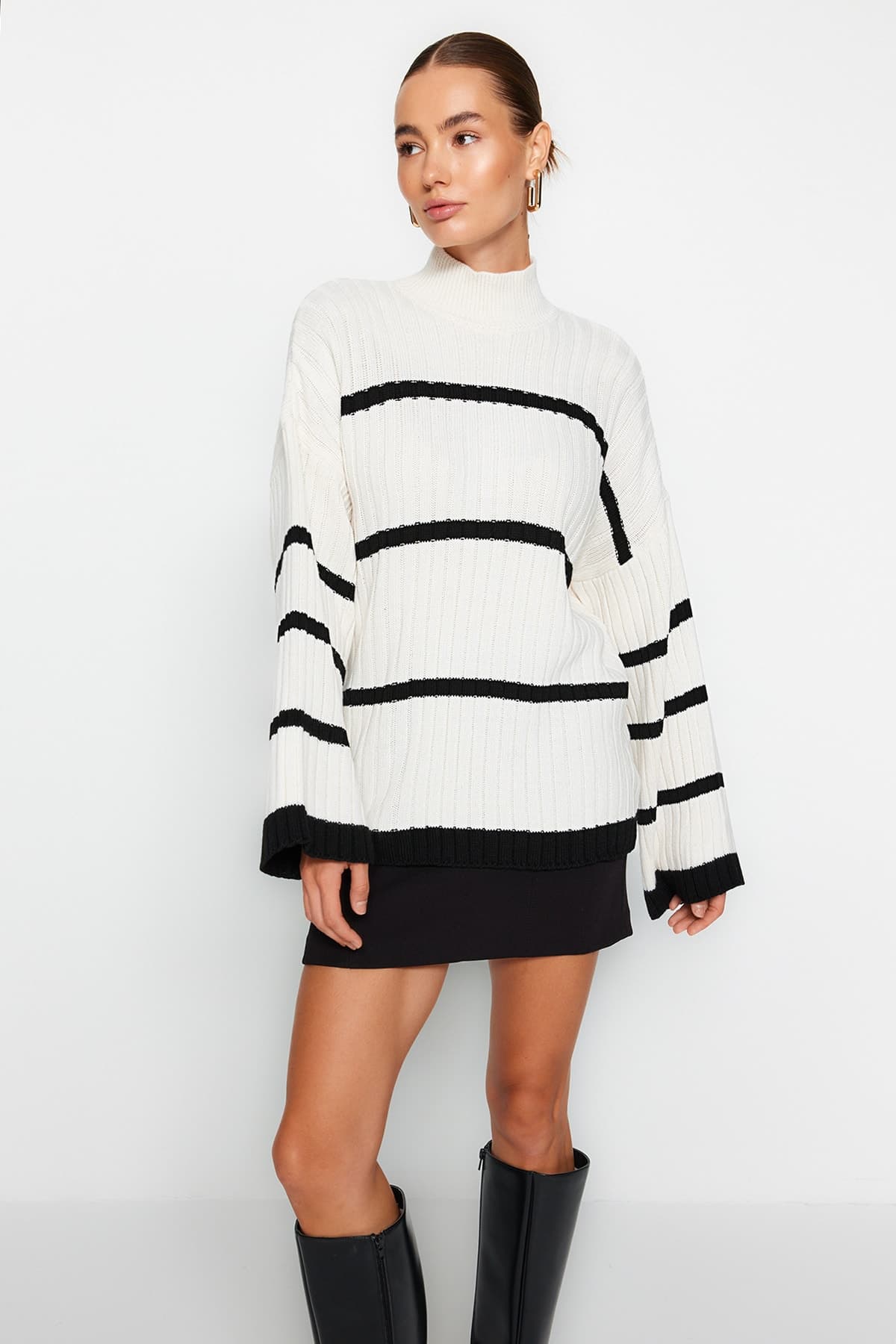 Ecrufarbener, gestreifter Strickpullover mit weiter Passform TWOAW24KZ00557
